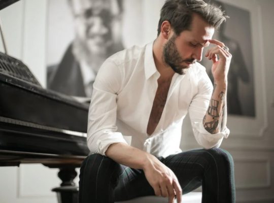 pianiste avec un tatouage
